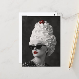 Carte Postale Femme avec de la crème fouettée et une chevelure d