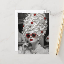 Femme avec fleurs de crème fouettée et cheveux aux