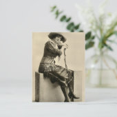 Carte Postale Femme avec frange (Debout devant)