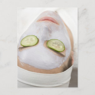 Carte Postale Femme avec masque facial et rondelles de concombre