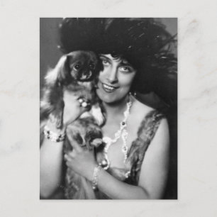 Carte Postale Femme avec Pekingese, années 1920