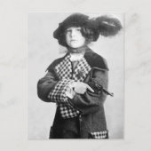 Carte Postale Femme avec pistolet, 1910 (Devant)