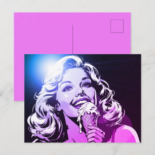 Carte Postale Femme blonde profitant de sa glace