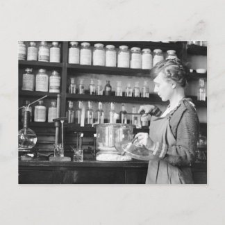 Carte Postale Femme chimiste, 1919