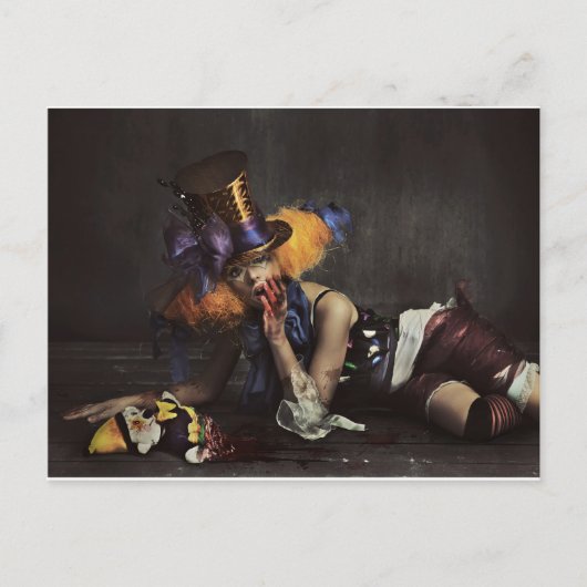 Carte Postale Femme colorée habillée en clown (Devant)