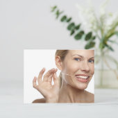 Carte Postale Femme contre l'arrière - plan blanc, (Debout devant)