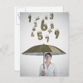 Carte Postale Femme d'affaires sous parapluie avec des chiffres  (Devant / Derrière)