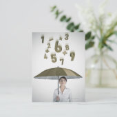 Carte Postale Femme d'affaires sous parapluie avec des chiffres  (Debout devant)