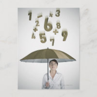 Femme d'affaires sous parapluie avec des chiffres 