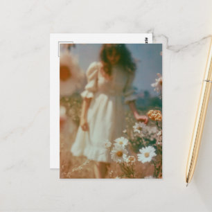 Carte Postale Femme dans un champ de fleurs sauvages Photographi
