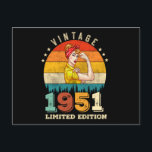 Carte Postale Femme de 71 ans Anniversaire 1951 71e anniversaire<br><div class="desc">Conception d'anniversaire pour quiconque dont l'horoscope dit difficile et obstiné Mais totalement digne de porter avec fierté au travail,  à l'école,  au gymnase,  parfait pour aller avec un short,  des leggings ou un jean pour un look décontracté mais tendance</div>