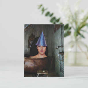 Carte Postale Femme de fête surréaliste baignoire en cuivre rust