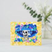 Carte Postale Femme de squelette en Bonnet Bleu sur Jaune (Debout devant)