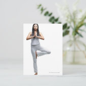Carte Postale Femme debout en position de yoga (Debout devant)