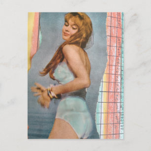 Carte Postale Femme en 1957 sur la plage collage multimédia