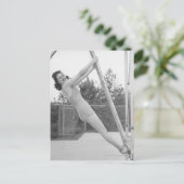 Carte Postale Femme en maillot de bain suspendue en bois (Debout devant)