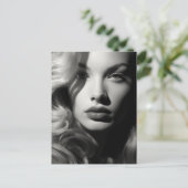 Carte Postale Femme en noir et blanc (Debout devant)