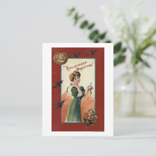Carte Postale Femme en vert robe Peeling Pomme (Debout devant)
