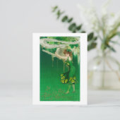 Carte Postale Femme en vert tenant une scène de tuyau (Debout devant)