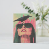 Carte Postale Femme et un oiseau noir (Debout devant)