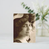 Carte Postale Femme française vintage avec des cerises sucrées (Debout devant)