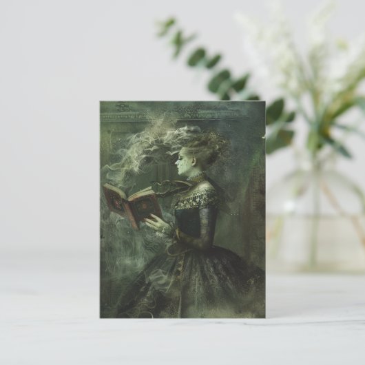 Carte Postale Femme Ghoarly Lecture Imaginaire foncé (Debout devant)
