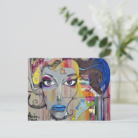 Carte Postale Femme graffeuse (Debout devant)