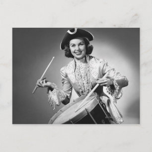 Carte Postale Femme habillée en batteur