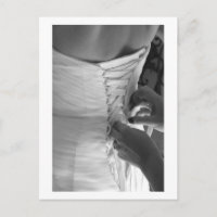 Femme lacer la main robe mariage dos