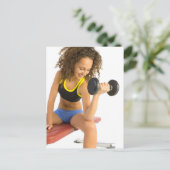 Carte Postale Femme levant des poids (Debout devant)