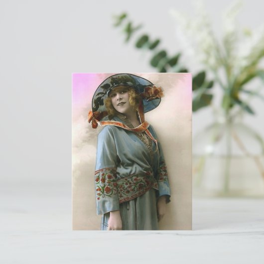 Carte Postale Femme libérée (Debout devant)