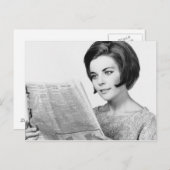 Carte Postale Femme lisant un journal (Devant / Derrière)