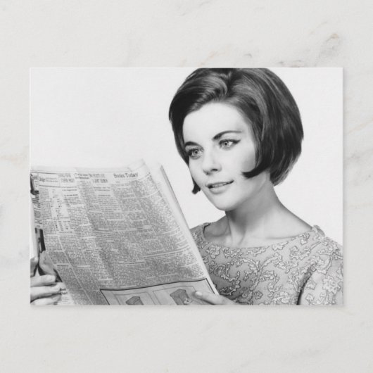 Carte Postale Femme lisant un journal (Devant)
