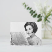Carte Postale Femme lisant un journal (Debout devant)