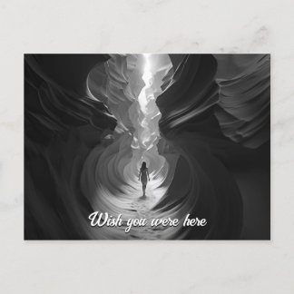 Carte Postale Femme marchant à travers le canyon gulch B&W photo