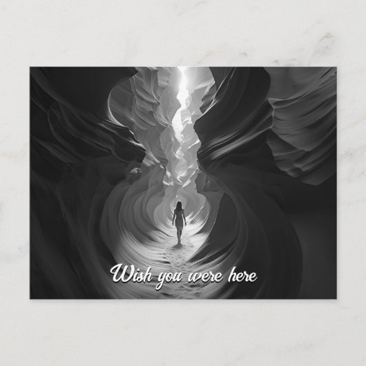 Carte Postale Femme marchant à travers le canyon gulch B&W photo (Devant)