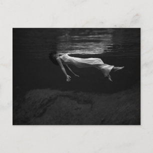 Carte Postale Femme noire et blanche dans l'eau Photographie