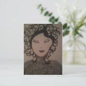 Carte Postale femme perplexe (Debout devant)