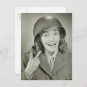 Carte Postale Femme portant un casque d'armée (Devant / Derrière)