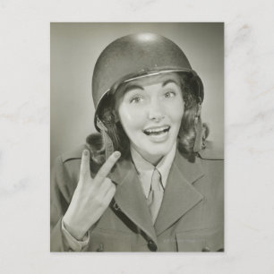 Carte Postale Femme portant un casque d'armée