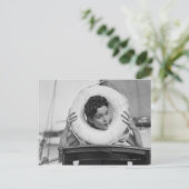 Carte Postale Femme posant 3 (Debout devant)