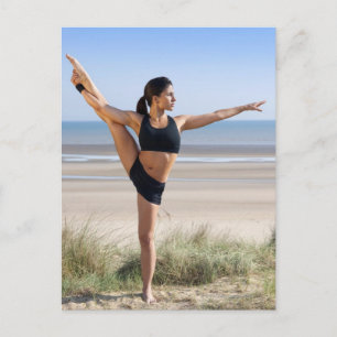 Carte Postale femme pratiquant le yoga sur la plage portant