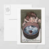 Carte Postale Femme regardant dans le tonneau de bois (Devant / Derrière)