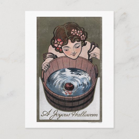 Carte Postale Femme regardant dans le tonneau de bois (Devant)