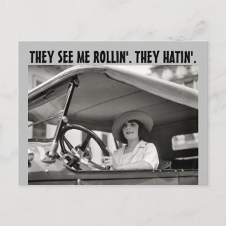 CARTE POSTALE FEMME RÉTRO AU VOLANT D'UNE VOITURE CLASSIQUE CART