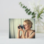 Carte Postale Femme rétro avec caméra (Debout devant)