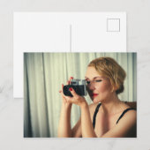 Carte Postale Femme rétro avec caméra (Devant / Derrière)