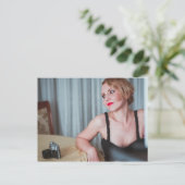 Carte Postale Femme rétro avec caméra (Debout devant)