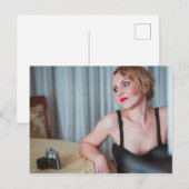 Carte Postale Femme rétro avec caméra (Devant / Derrière)