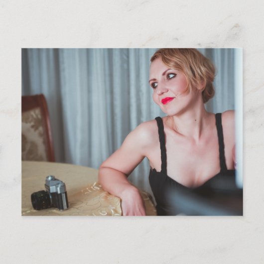 Carte Postale Femme rétro avec caméra (Devant)